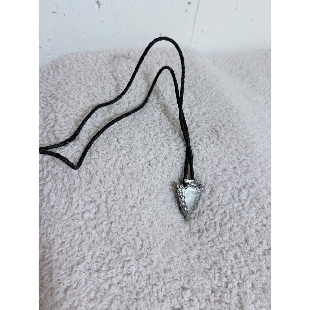 Vintage 1987 Siskiyou Buckle Co Arrowhead Bolo Tie Black Braided Cord Pewter